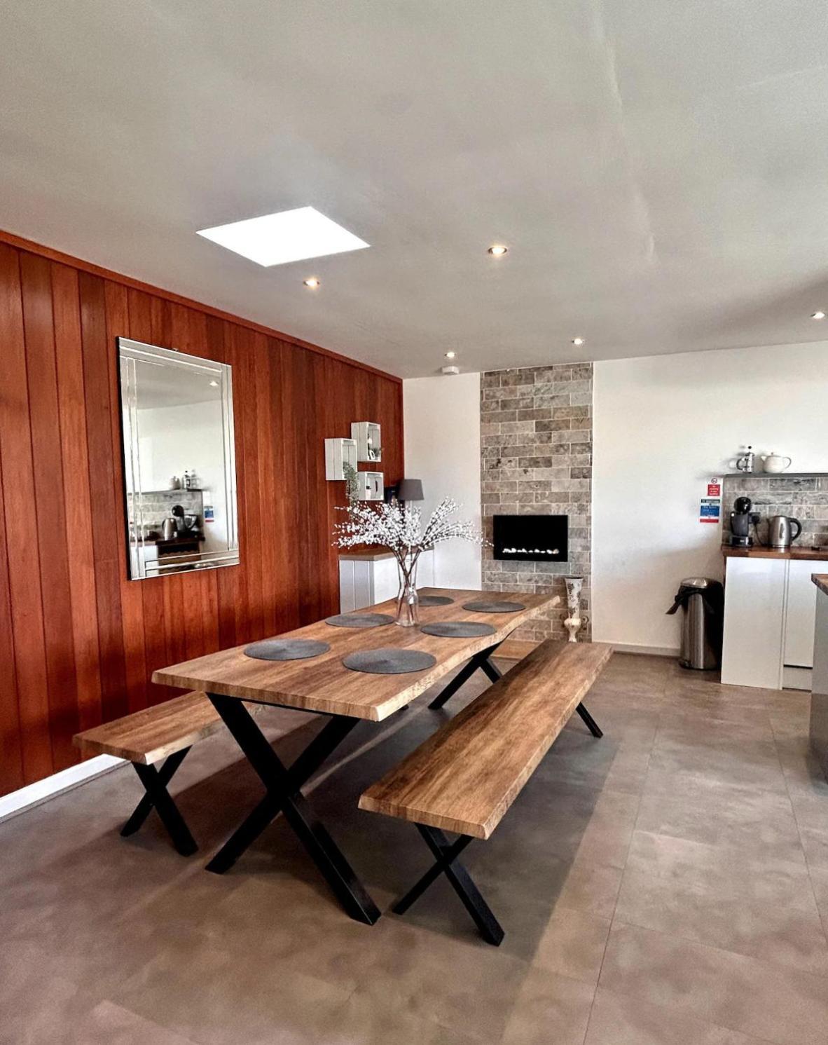 Clover Cottage Beeley 外观 照片